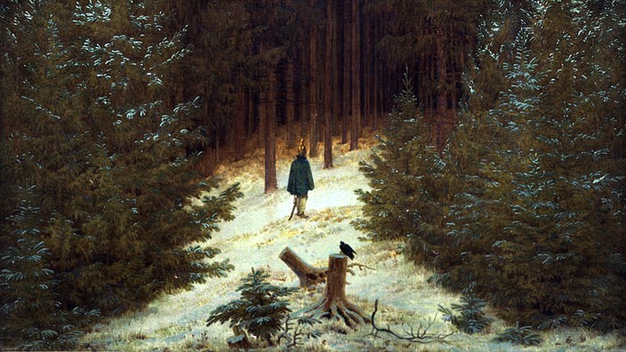 Ölgemälde eines dunklen Tannenwaldes, davor steht ein Mann im Schnee
