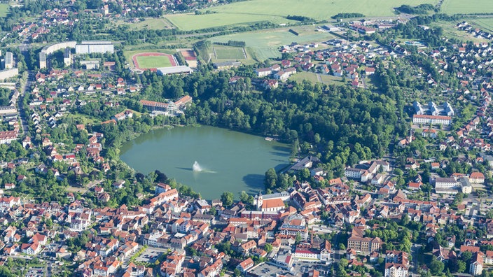 Luftbild eines runden Sees, umgeben von einer Stadt | Bildquelle: Picture-Alliance/hwo Luftbild eines runden Sees, umgeben von einer Stadt