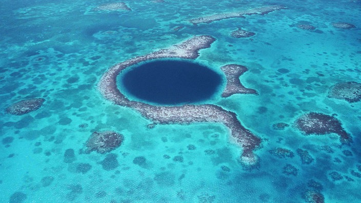 Luftbild des Erdfalls "Great Blue Hole" im Meer von Belize | Bildquelle: Picture-Alliance/Band Photo Luftbild des Erdfalls "Great Blue Hole" im Meer von Belize