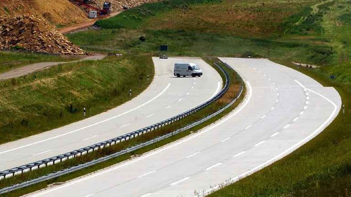 Bau einer Autobahn in einem hügeligen Gelände bei Dresden.