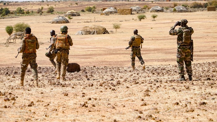 Soldaten in einer kargen Landschaft in Mali