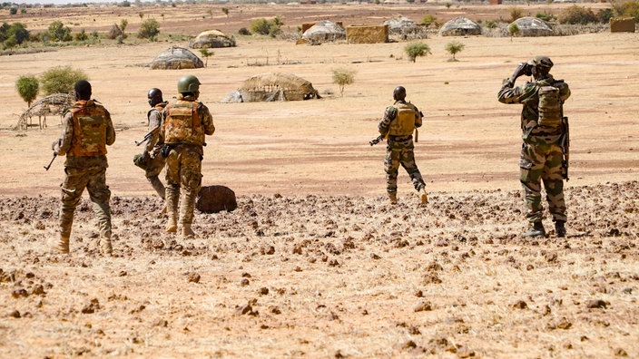 Soldaten in einer kargen Landschaft in Mali | Bildquelle: imago images/Hans Lucas Soldaten in einer kargen Landschaft in Mali