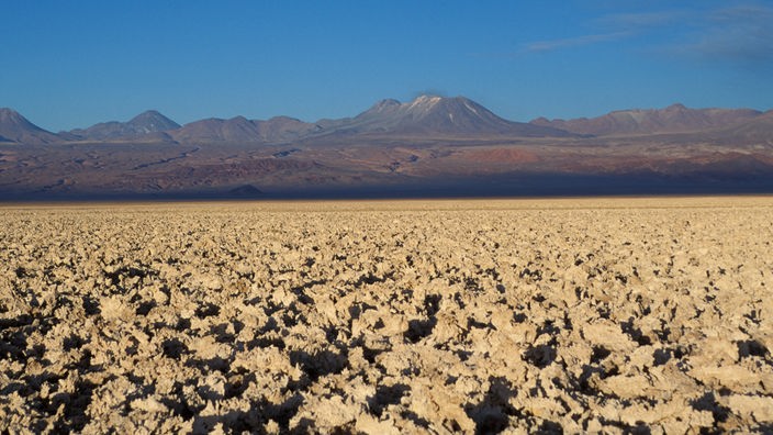 Blick über ausgedörrten Boden auf einer Berg in der Atacama-Wüste.