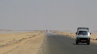 Wüstenstraße mit Luftspiegelung