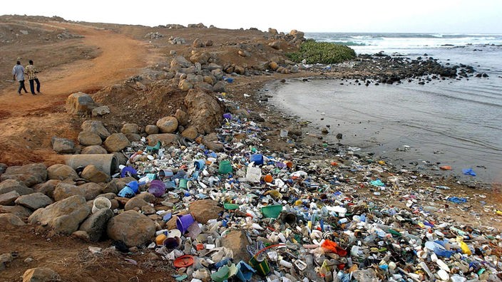 Eine Flussmündung im Senegal am Atlantik mit Unmengen Plastikmüll.