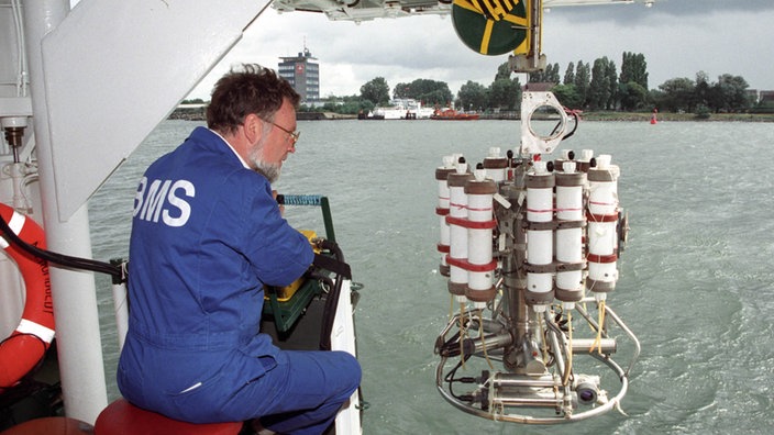 Wissenschaftler holt mit einem Kran eine Treibsonde aus dem Meer. | Bildquelle: ZB Wissenschaftler holt mit einem Kran eine Treibsonde aus dem Meer.