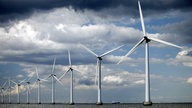 Mehrere Windräder im Meer.