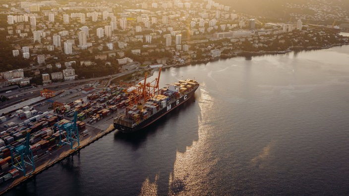 Ein Containerschiff im Hafen von Rijeka in Kroatien.