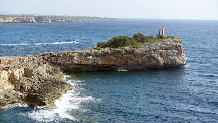 Küste mit dem Leuchtturm von Porto Cristo auf Mallorca.