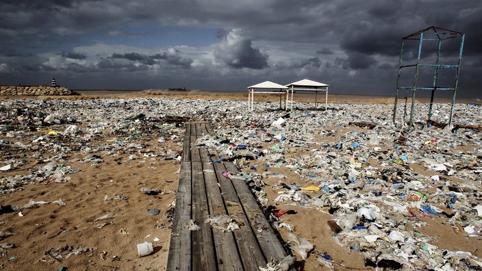 Plastikmüll liegt an einem Strand nördlich von Beirut.