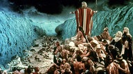 Film "Die Zehn Gebote" von 1956: Schauspieler Charlton Heston als Moses teilt das Meer
