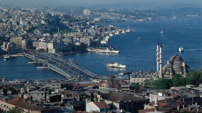 Blick auf die Galatabrücke und Bosporus (Istanbul, Marmaragebiet, Türkei).