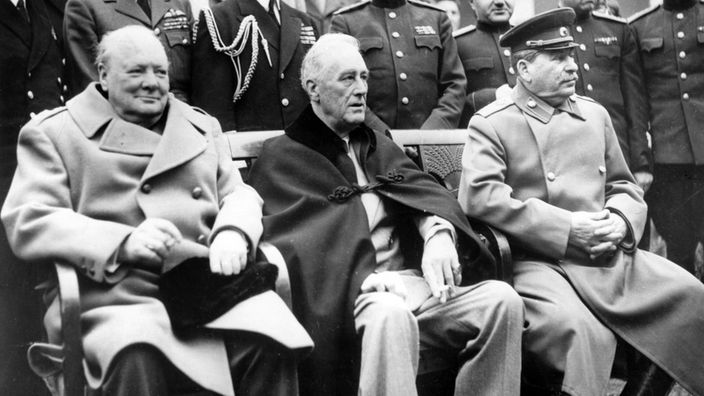 Schwarzweiß-Fotografie: Churchill (Links), Roosevelt (Mitte) und Stalin (Rechts) bei der Konferenz von Jalta im Februar 1945