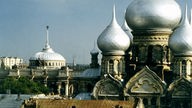 Blick auf Odessa mit einer russisch-orthodoxen Kirche im Vordergrund.