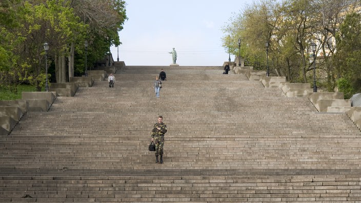 Aufnahme der Potemkinschen Treppe in Odessa vom Hafen nach oben betrachtet.