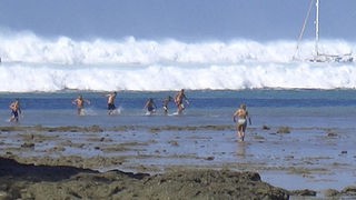 Touristen versuchen vor der ersten der sechs Tsunami Wellen am Strand von Hat Rai Lay in der Nähe von Krai im Süden Thailands zu fliehen, 26.12.2004.