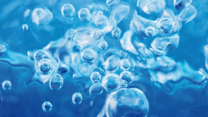 In dunklem Tiefseewasser steigen zahlreiche Gasblasen auf. | Bildquelle: wdr In dunklem Tiefseewasser steigen zahlreiche Gasblasen auf.