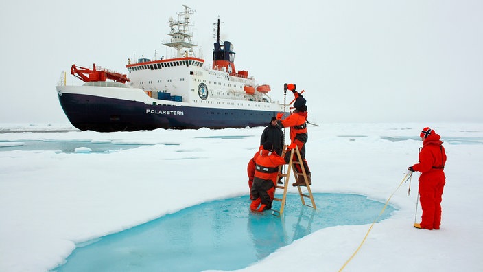 Schiff Polarstern im arktischen Eis. | Bildquelle: AWI, Bremerhaven Schiff Polarstern im arktischen Eis.