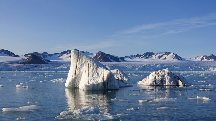 Schmelzende Eisberge in der Arktis.