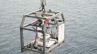 Das Ocean Floor Observation System (OFOS) wird ins Wasser gelassen.