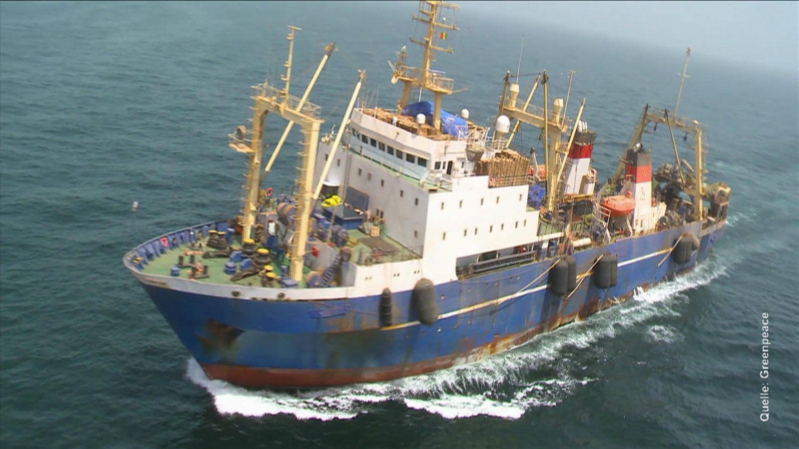 Ein Fisch-Trawler auf dem Meer.