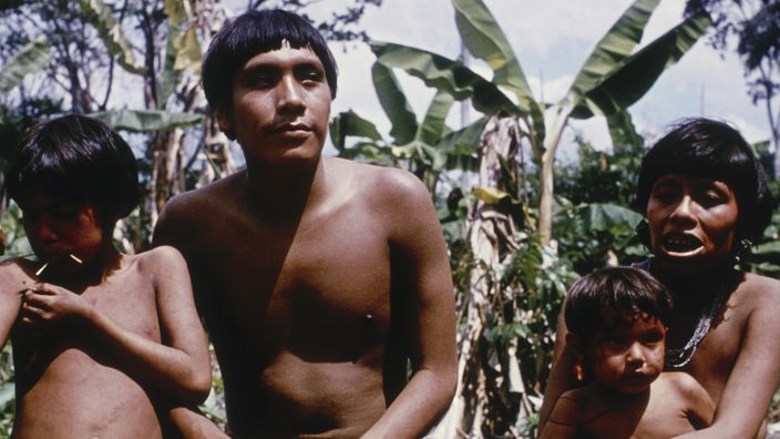 Eine Yanomami-Indianer-Familie in Venezuela.