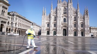 Der menschenleere Domplatz in Mailand wird desinfiziert.