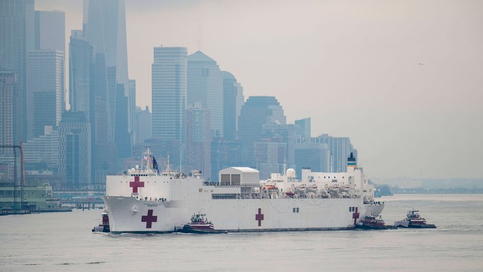Das Lazarettschiff USNS Comfort vor der Skyline von New York.