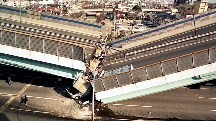 Eingestürzte Brücke nach einem Erdbeben in Kobe 1995.