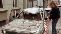 Ein PKW, der beim Erdbeben 1992 durch herabfallende Steine völlig zerstört wurde