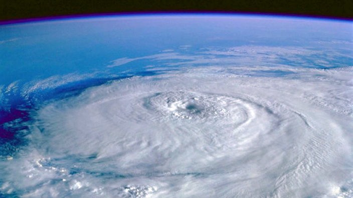 Satellitenfoto eines Hurrikans mit gut erkennbarer Mitte.