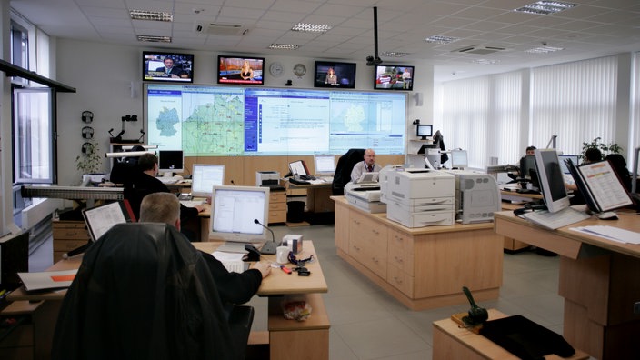 Blick in das Einsatzzentrum "Gemeinsames Melde- und Lagezentrum von Bund und Ländern" (GMLZ) des Bundesamtes für Bevölkerungsschutz und Katastrophenhilfe. | Bildquelle: dpa/Felix Hey Blick in das Einsatzzentrum "Gemeinsames Melde- und Lagezentrum von Bund und Ländern" (GMLZ) des Bundesamtes für Bevölkerungsschutz und Katastrophenhilfe.
