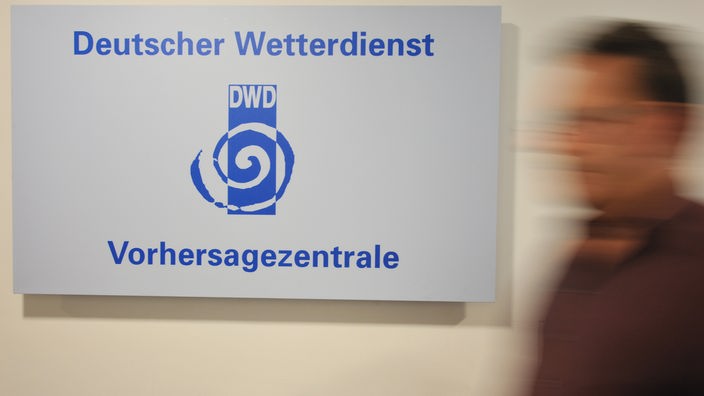 Schild mit der Aufschrift "Deutscher Wetterdienst - Vorhersagezentrale".