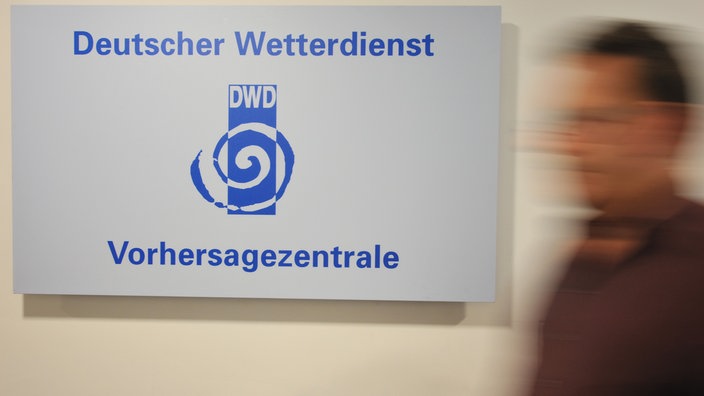 Schild mit der Aufschrift "Deutscher Wetterdienst - Vorhersagezentrale". | Bildquelle: dpa/Uwe Anspach Schild mit der Aufschrift "Deutscher Wetterdienst - Vorhersagezentrale".