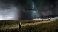 Tornadojägerin Melanie Metz beobachtet einen Tornado in Texas