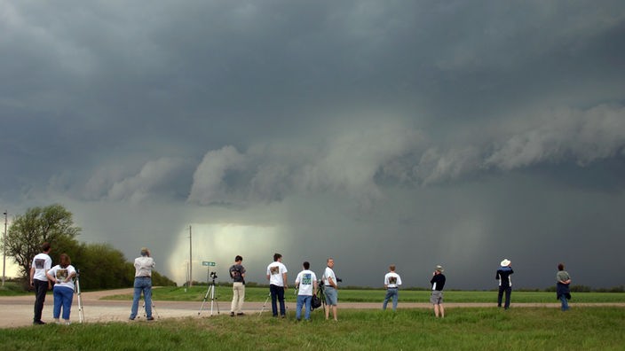 Eine Gruppe von Leuten schaut sich in Kansas den spektakulären Himmel an 