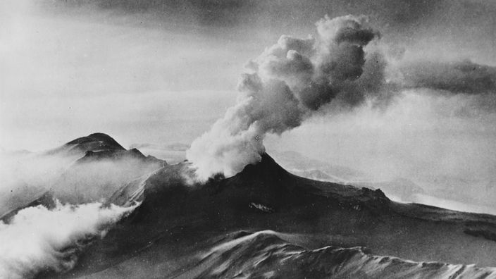 Schwarzweiß-Bild: Ausbruch des Vulkans Katmai