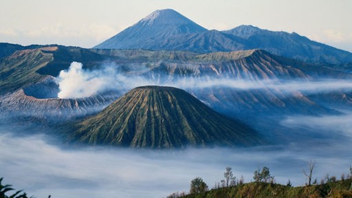 Mehrere Vulkane auf der indonesischen Insel Java.