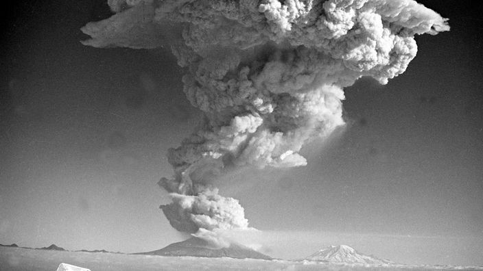 Schwarzweiß-Foto: Ausbruch des Mount St. Helens 1980.