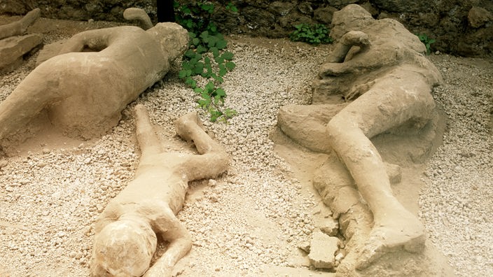 Drei Gipsabdrücke von Leichen in der antiken Stadt Pompeji.