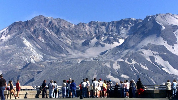Touristen auf einer Aussichtsplattform vor der weggesprengten Kuppe des Mount St. Helens.