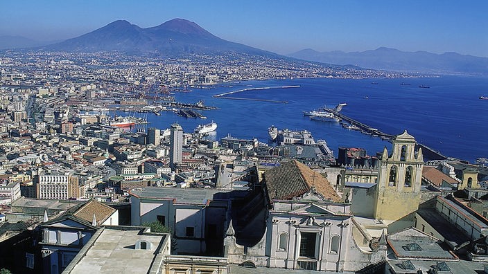 Blick über die Großstadt Neapel auf den Vesuv.