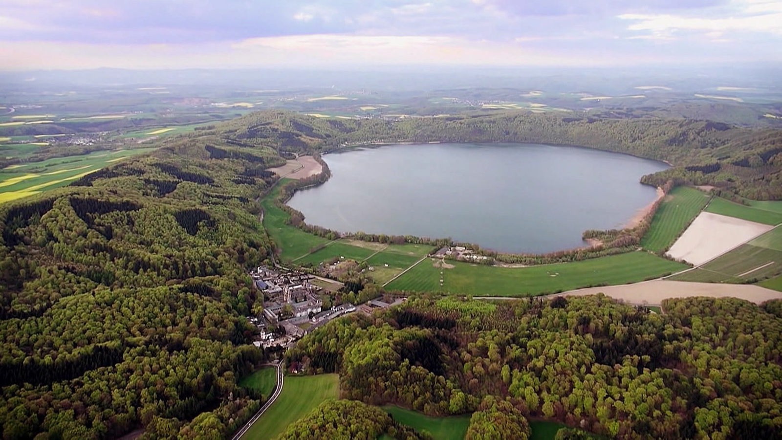 Luftbild: Blick auf einen Maarsee in der Eifel.