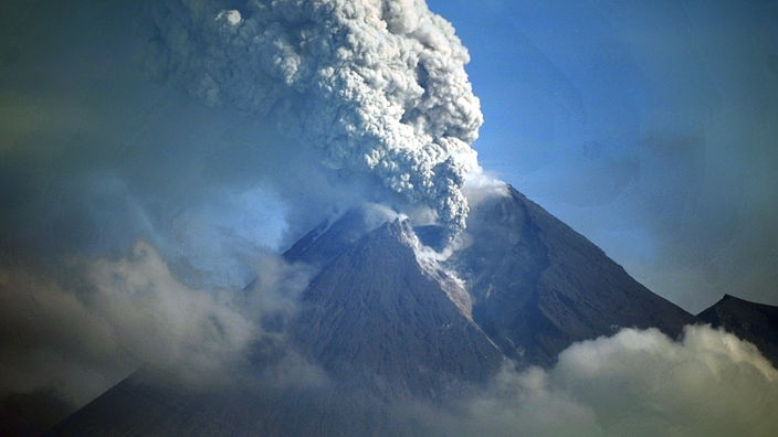 Der Vulkan Merapi spuckt Aschewolken aus
