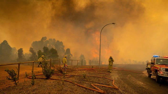 Feuerwehr bei der Bekämpfung eines Buschfeuers nahe Perth, Australien