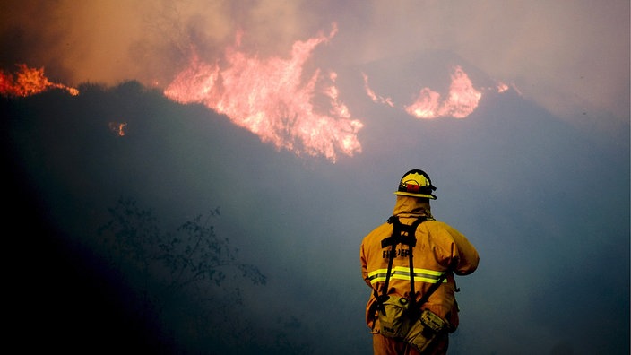 Ein Feuerwehrmann vor Waldbrand