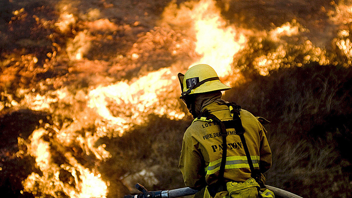 Ein amerikanischer Feuerwehrmann im Kampf gegen die Flammen