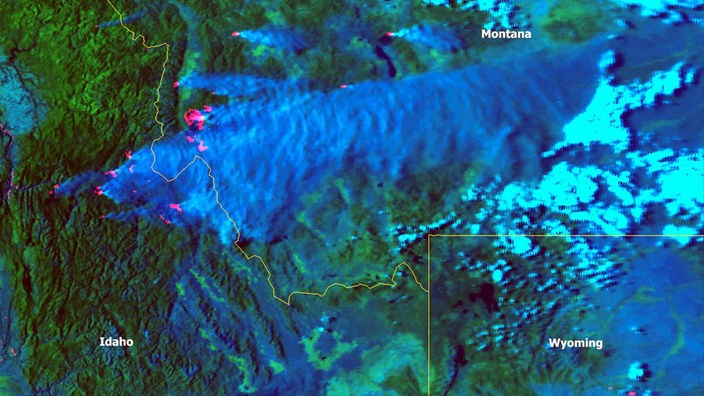 Eine Satellitenaufnahme vom 21. Juni 2002 zeigt riesige Rauchwolken über Colorado (oben rechts) und Arizona (unten links).