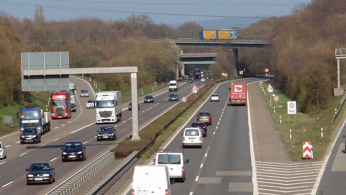 Autobahn mit mäßigem Verkehr