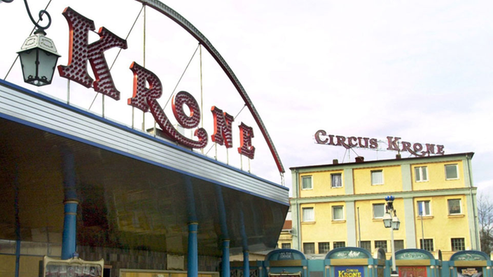 Der Haupteingang des Circus Krone in München.